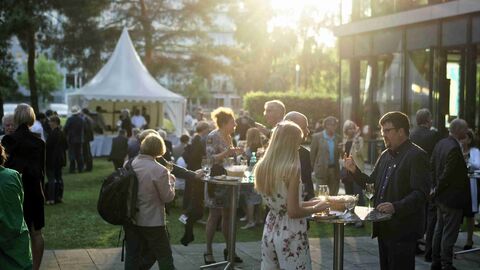 Gäste genießen den Abend im Garten der Hessischen Landesvertretung