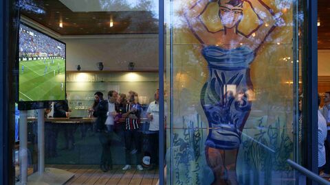 Foto von außen durch die Glasscheibe in die Hessenstube, in der das Fußballspiel übertragen wurde: So schnell werden die Eintracht Frankfurt Fans den Abend 2022 nicht vergessen. Seit mehr als 40 Jahren hat Eintracht Frankfurt wieder den UEFA-Pokal nach Hessen geholt