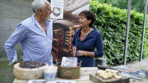 Ministerin Lucia Puttrich im Gespräch mit einem Aussteller am Stand des Rheingau Affineur, eines Käseanbieters