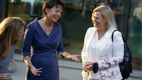 Fröhliche Gespräche am Rande der Schlenderweinprobe: Staatsministerin Lucia Puttrich mit Bundesinnenministerin Nancy Faeser