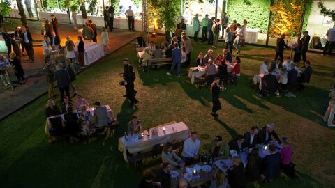 Luftaufnahme der Veranstaltung: Impressionen aus luftiger Perspektive: Schlenderweinprobe im „Alten Garten“ der Landesvertretung