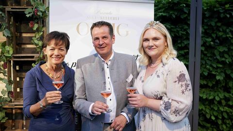 Prickelndes im Glas schenkte Markus Jost von der Rüdesheimer Sektkellerei Ohlig aus. Hier im Bild mit Staatsministerin Lucia Puttrich und Weinkönigin Annika