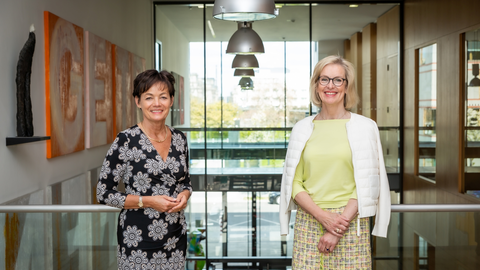 Die Direktorin der Schlösserverwaltung in Hessen, Kirsten Worms, wird von Staatsministerin Lucia Puttrich in der Hessischen Landesvertretung Berlin in Empfang genommen (v.r.n.l.): Links im Foto Lucia Puttrich, rechts neben ihr Kirsten Worms, beide lächeln in die Kamera