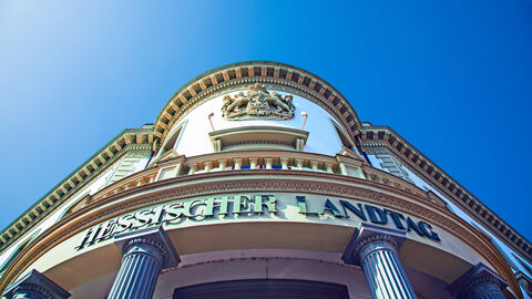 Der Hessische Landtag Ansicht des Hessischen Landtags von außen aus der Froschperspektive