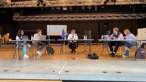 Schülerinnen und Schüler mit Regierungssprecher Bußer bei der Podiumsdiskussion vlnr: Isabella Priego Wessel, Lennart Deistler, SdL Bußer, Jasper Vossbeck, Annika Rehm