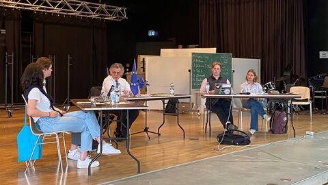 Regierungssprecher Bußer im Gespräch mit Schülerinnen und Schülern vlnr: Isabella Priego Wessel, Lennart Deistler, SdL Bußer, Jasper Vossbeck, Annika Rehm