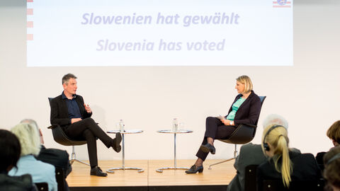 Gudrun Engel, Fernsehkorrespondentin WDR, im Gespräch mit dem slowenischen EU-Korrespondenten Peter Žerjavič Gudrun Engel, Fernsehkorrespondentin WDR, im Gespräch mit dem slowenischen EU-Korrespondenten Peter Žerjavič