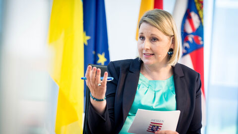 Fernsehkorrespondentin WDR Gudrun Engel moderiert die Veranstaltung