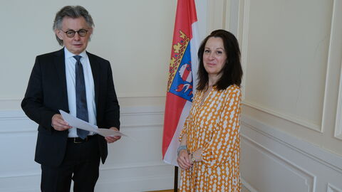 Initiative des Monats Mai 2022 Regierungssprecher Michael Bußer und Beyza Lesch bei der Übergabe der Auszeichnung.