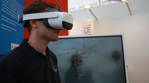 Ein Mann probiert über eine Brille die Virtual Reality-Technik aus