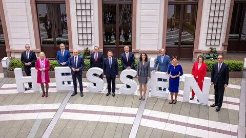 Hessen hat einen neuen Ministerpräsidenten. Boris Rhein wurde heute von den Abgeordneten des Hessischen Landtags gewählt und hat sein neues Kabinett vereidigt. Wir stellen es von links nach rechts vor: Innenminister, Peter Beuth, Ministerin für Digitale Strategie und Entwicklung, Kristina Sinemus, Sozialminister Kai Klose, Stellvertretender Ministerpräsident und Wirtschaftsminister Tarek Al-Wazir, Kultusminister Alexander Lorz, Ministerpräsident Boris Rhein, Justizminister Roman Poseck, Wissenschaftsministerin Angela Dorn, der Chef der Hessischen Staatskanzlei, Staatsminister Axel Wintermeyer, Europaministerin Lucia Puttrich, Umweltministerin Priska Hinz und Finanzminister Michael Boddenberg. V. l. n. r.: Innenminister, Peter Beuth, Ministerin für Digitale Strategie und Entwicklung, Kristina Sinemus, Sozialminister Kai Klose, Stellvertretender Ministerpräsident und Wirtschaftsminister Tarek Al-Wazir, Kultusminister Alexander Lorz, Ministerpräsident Boris Rhein, Justizminister Roman Poseck, Wissenschaftsministerin Angela Dorn, der Chef der Hessischen Staatskanzlei, Staatsminister Axel Wintermeyer, Europaministerin Lucia Puttrich, Umweltministerin Priska Hinz und Finanzminister Michael Boddenberg.