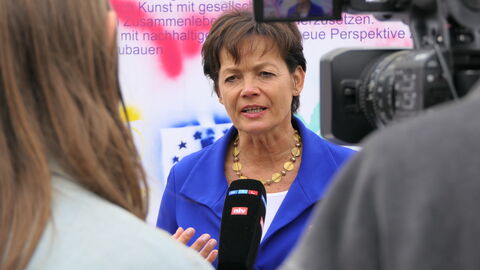 Europaministerin Lucia Puttrich wird interviewt