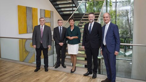 Gruppenbild mit Experten in der Hessischen Landesvertretung Gruppenbild mit fünf Personen die lächelnd im Haus vor einer Treppe stehen