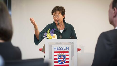 Ministerin Lucia Puttrich spricht am Rednerpult an die Teilnehmer gerichtet das Grußwort der Veranstaltung