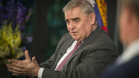 Sitzend während der Diskussion, den anderen Teilnehmern zugewandt, spricht Peter Müller, Richter des Bundesverfassungsgerichts und früherer Ministerpräsident des Saarlandes