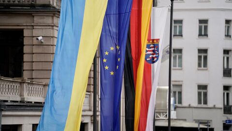 Flaggen der Ukraine, Europa, Deutschland und Hessen wehen an Masten vor der Staatskanzlei