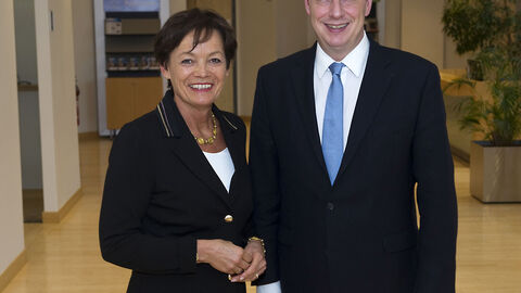 Ein Mann und eine Frau, beide in Schwarz gekleidet, stehen neben einander und lächeln in die Kamera: Europaministerin Lucia Puttrich im Gespräch mit dem Europaabgeordneten David McAllister, Vorsitzender des Ausschusses für Auswärtige Angelegenheiten