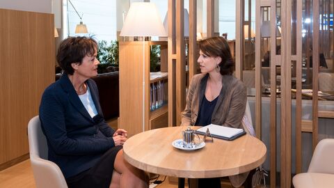 Zwei Frauen sitzen sich an einem Tisch gegenüber und unterhalten sich: Ministerin Puttrich mit der österreichischen Europaabgeordneten Karoline Edtstadler