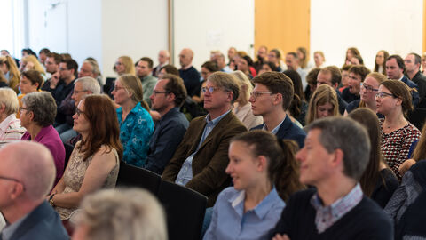 Viele Menschen, die auf Stühlen sitzen und in eine Richtung schauen: Filmvorführung ZDF Fernsehfilm „Das schweigende Klassenzimmer“