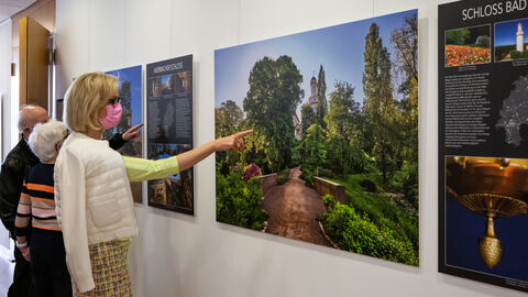 Kirsten Worms steht vor den an der Wand aufgehängten großformatigen Fotos und zeigt auf ein Foto: Nach ihrem Vortrag stand Direktorin Kirsten Worms den Gästen für Fragen und Gespräche zur Verfügung.