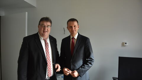 Staatssekretär für Europa Mark Weinmeister und Europaabgeordneter und stellvertretender Vorsitzender des Haushaltsausschusses Siegfried Vasile Mureşan Zwei Männer in Anzügen stehen neben einander und schauen in die Kamera: Staatssekretär für Europa Mark Weinmeister und Europaabgeordneter und stellvertretender Vorsitzender des Haushaltsausschusses Siegfried Vasile Mureşan