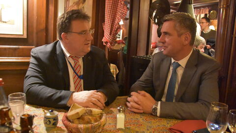 Mark Weinmeister mit dem italienischen Europaabgeordneten Herbert Dorfmann Zwei Männer in Anzügen sitzen an einem runden Tisch zusammen und unterhalten sich: Mark Weinmeister mit dem italienischen Europaabgeordneten Herbert Dorfmann