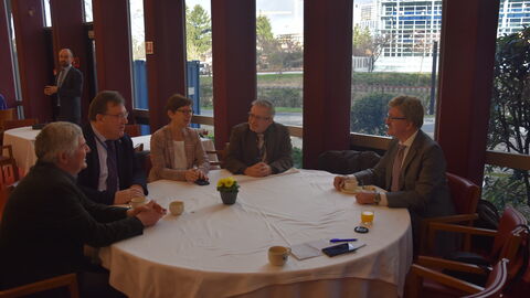 v.l.n.r.: MdEP Martin Häusling, Mark Weinmeister, MdEP Martina Werner, MdEP Michael Gahler und MdEP Thomas Mann Fünf Personen sitzen an einem runden Tisch und unterhalten sich: v.l.n.r.: MdEP Martin Häusling, Mark Weinmeister, MdEP Martina Werner, MdEP Michael Gahler und MdEP Thomas Mann