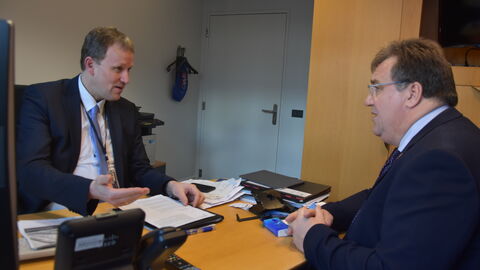 MdEP Jens Gieseke im Gespräch mit Staatssekretär Mark Weinmeister Zwei Männer in Anzügen sitzen sich in einem Büro am Schreibtisch gegenüber und unterhalten sich: MdEP Jens Gieseke im Gespräch mit Staatssekretär Mark Weinmeister