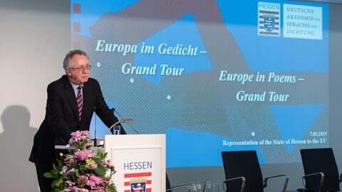 Ein Mann in einem Anzug steht auf einer Bühne hinter einem Podium: Prof. Dr. Ernst Osterkamp, Präsident der Deutschen Akademie für Sprache und Dichtung