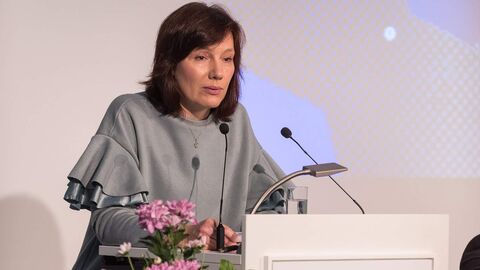 Eine Frau in einem grauen Oberteil steht hinter einem Podium mit dem Hessenwappen darauf: Justyna Bargielska (PL)