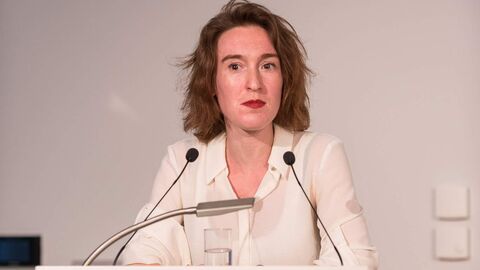 Eine Frau in einer weißen Bluse steht hinter einem Podium mit dem Hessenwappen darauf: Nora Bossong (DE)