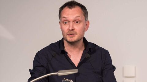 Ein Mann in einem schwarzen Hemd steht hinter einem Podium: Frédéric Forte (FR)