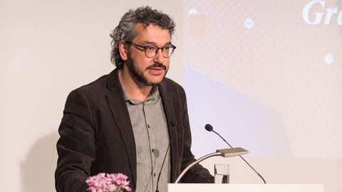 Ein Mann in einem Anzug steht hinter einem Podium: Massimo Gezzi (IT)