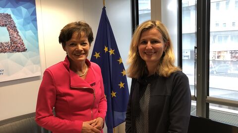 Zwei Frauen stehen neben einander und lächeln in die Kamera. Im Hintergrund ist die Europaflagge zu sehen: Europaministerin Lucia Puttrich trifft Generaldirektorin Pia Ahrenkilde Hansen, Generaldirektion Kommunikation