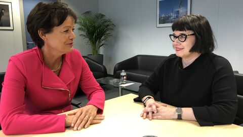 Eine Frau in einem rosa Oberteil und eine Frau in einem schwarzen Oberteil mit Brille sitzen an einem Tisch: Europaministerin Lucia Puttrich im Gespräch mit Sabine Weyand, Europäische Kommission, Taskforce für die Vorbereitung und Durchführung der Verhandlungen mit dem Vereinigten Königreich auf der Grundlage von Artikel 50 EUV