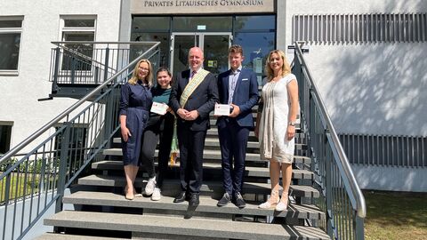 Europastaatssekretär Uwe Becker mit Kim Rendl (links) und Justinas Gečas (rechts)