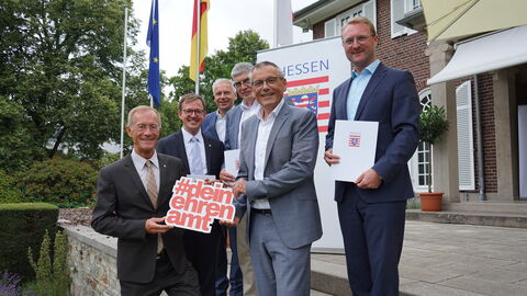 Chef der Staatskanzlei, Staatsminister Axel Wintermeyer, hat heute die Zuwendungsverträge für den Aufbau von vier neuen „Koordinierungszentren für Bürgerengagement“ in den Landkreisen Fulda, Kassel, Main-Taunus und Vogelsberg unterschrieben. (v.l.n.r.: Staatsminister Axel Wintermeyer, Erster Kreisbeigeordneter Frederik Schmitt (Fulda), Landrat Michael Cyriax (Main-Taunus-Kreis), Landrat Manfred Görig (Vogelsbergkreis), Landrat Andreas Siebert (Kassel), Erster Kreisbeigeordneter Dr. Jens Mischak (Vogelsberg)