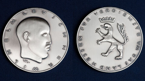 Die Vorder- und Rückseite der Wilhelm-Leuschner-Medaille