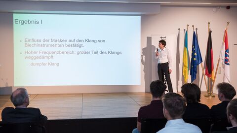 Von maskierten Musikern, CO2-Fressern und bilanzoptimierenden Fotovoltaik-Raffstores