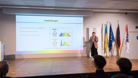 Von maskierten Musikern, CO2-Fressern und bilanzoptimierenden Fotovoltaik-Raffstores