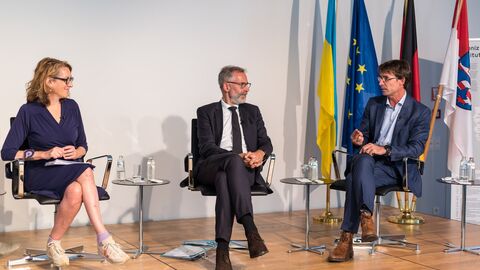Livestream: Crisis Talks - „Wirtschafts- und Währungsunion in Krisenzeiten“ Livestream: Crisis Talks - „Wirtschafts- und Währungsunion in Krisenzeiten“