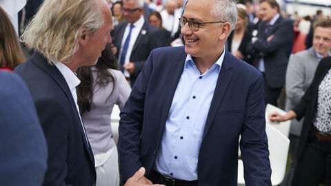 Vize-Ministerpräsident und Hessischer Wirtschaftsminister Tarek Al-Wazir im Gespräch mit Gästen.