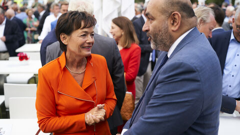 Staatsministerin Lucia Puttrich sowie Grünen-Chef und Bundestagsabgeordneter Omid Nouripour.