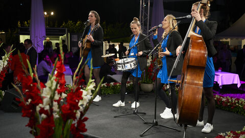 Die vier Musikerinnen von der Walking-Band Mobilea spielten bekannte Pop- und Rock-Melodien.