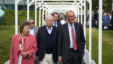 Anke und Roland Koch, ehem. Hessischer Ministerpräsident, mit Friedrich Merz, Fraktionsvorsitzender der CDU/CSU-Bundestagsfraktion.