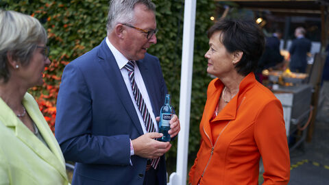 Landtagsabgeordnete Claudia Ravensburg, Andreas Sandhäger, Direktor des Landesbetriebs Landwirtschaft Hessen, und Staatsministerin Lucia Puttrich (v.l.n.r.).