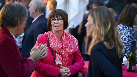 Die Hessische Umweltministerin Priska Hinz im Gespräch mit Gästen.