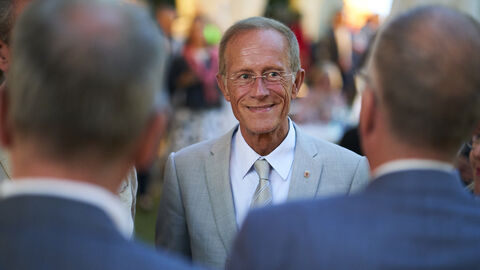 Staatsminister Axel Wintermeyer, Chef der Hessischen Staatskanzlei, im Gespräch mit Gästen