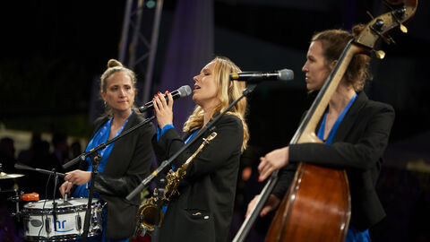 Die Walking-Band Mobilea macht Musik 