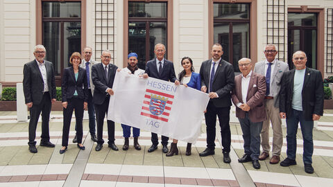 Der Chef der Hessischen Staatskanzlei, Staatsminister Axel Wintermeyer, hat heute, gemeinsam mit Haigers Bürgermeister Mario Schramm (4. v.l.), dem Pfungstädter Bürgermeister Patrick Koch (4.v.r.) in der Staatskanzlei die Hessentags-Fahne überreicht. 